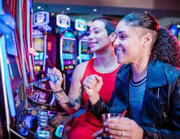 Online bingo ကဒ်နှင့် ဘောလုံး jackpot ကစားနေသော မြင်ကွင်း