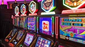 Bingo jackpot ဆုကြေးနှင့် MMK ငွေကြေး ထုတ်ယူနေသော မြင်ကွင်း